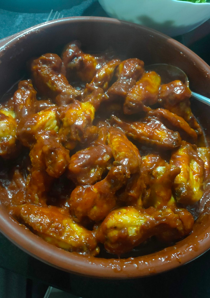Una foto de Alitas en air fryer con salsa