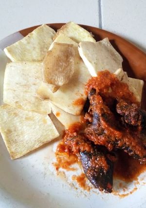 A picture of Fried yam with pomo stew.