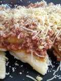 Ravióli de carne com molho bolonhesa