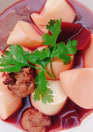 รูปของ แกงจืดบีทรูท Red Velvet Egg Tofu Soup 🍲 #beetroot