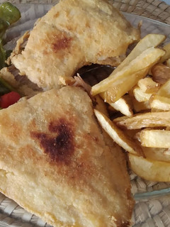 Una foto de Gallo frito con patatas y pimientos😋