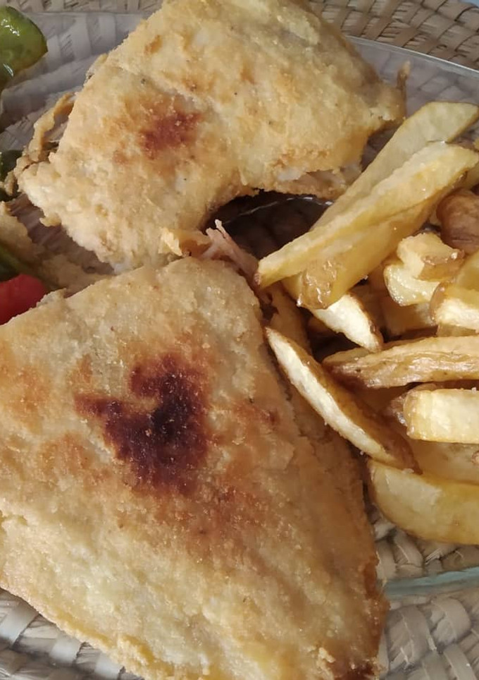 Una foto de Gallo frito con patatas y pimientos😋