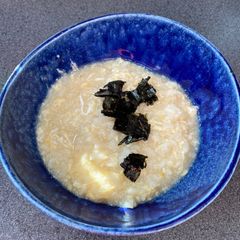 A picture of Rice porridge with crab stock.