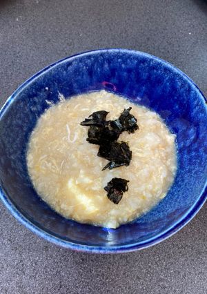 A picture of Rice porridge with crab stock.