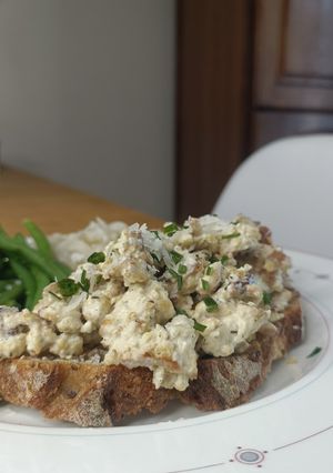 Une photo de 🍳Tofu fumé façon ''œuf brouillé'' (sans oeuf)