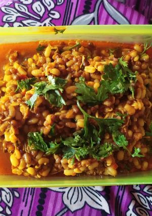 स्प्राउट मोठ सब्जी (Sprout moth sabzi recipe in hindi) रेसिपी मुख्य फोटो