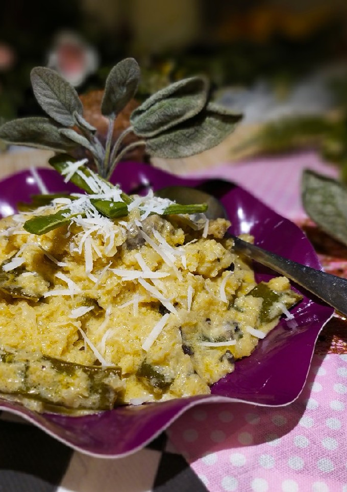 Una foto de Keto-Risotto de Coliflor, Verduras y Queso de Oveja al Ras el Hanout