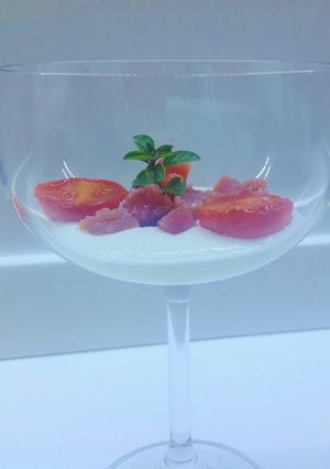 Foto di Tartare di tonno con crema di burrata e pomodorini confit