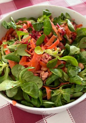 Una foto de Ensalada de garbanzos