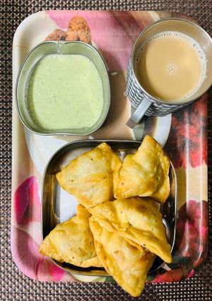 A picture of Samosa Party😋💛.