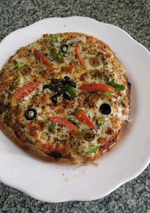 पिज़्ज़ा (Pizza recipe in hindi) रेसिपी मुख्य फोटो