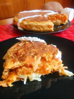 Una foto de Tortilla de boniato y rulo de cabra