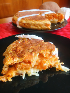 Una foto de Tortilla de boniato y rulo de cabra