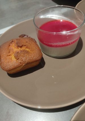 Une photo de Panna cotta au coulis de framboise