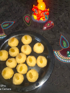 रव्याचे लाडू (ravyache ladoo recipe in marathi) रेसिपी चे मुख्य फोटो