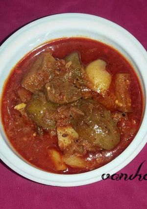 A picture of Baingan aloo (eggplants and potatoes).