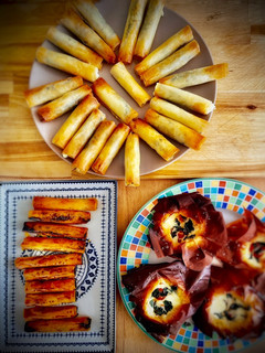 Una foto de Aperitivos con filo: Rollitos de queso y sardinitas, Cestas Caprese & Cigarritos de sobrasada y miel
