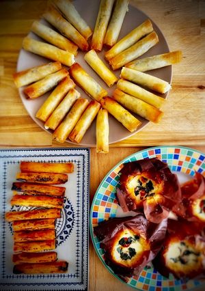 Una foto de Aperitivos con filo: Rollitos de queso y sardinitas, Cestas Caprese & Cigarritos de sobrasada y miel