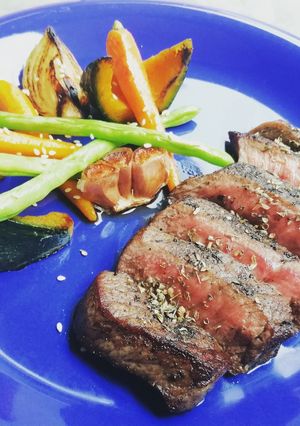 รูปของ อาหารนานาชาติ 2019 24. Simple steak and grilled side dish