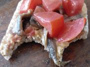 Una foto de tostada de anchoa