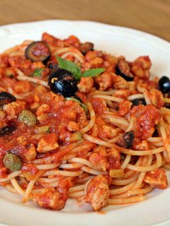 Una foto de Pasta integral con boloñesa de soja texturizada