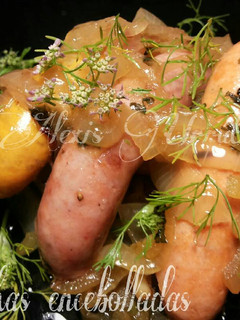 Una foto de Salchichas frescas encebolladas