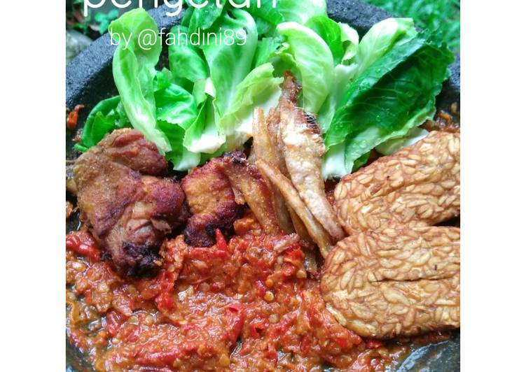 Resep Sambel Ayam Penyet oleh Fahdini Sofyan - Cookpad