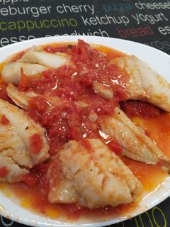 Una foto de Bacalao con tomate