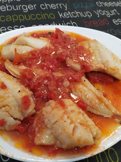 Una foto de Bacalao con tomate