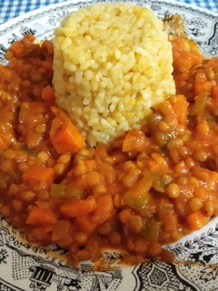 Una foto de Arroz con lentejas estofadas al ras el hanout