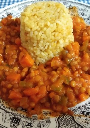 Una foto de Arroz con lentejas estofadas al ras el hanout