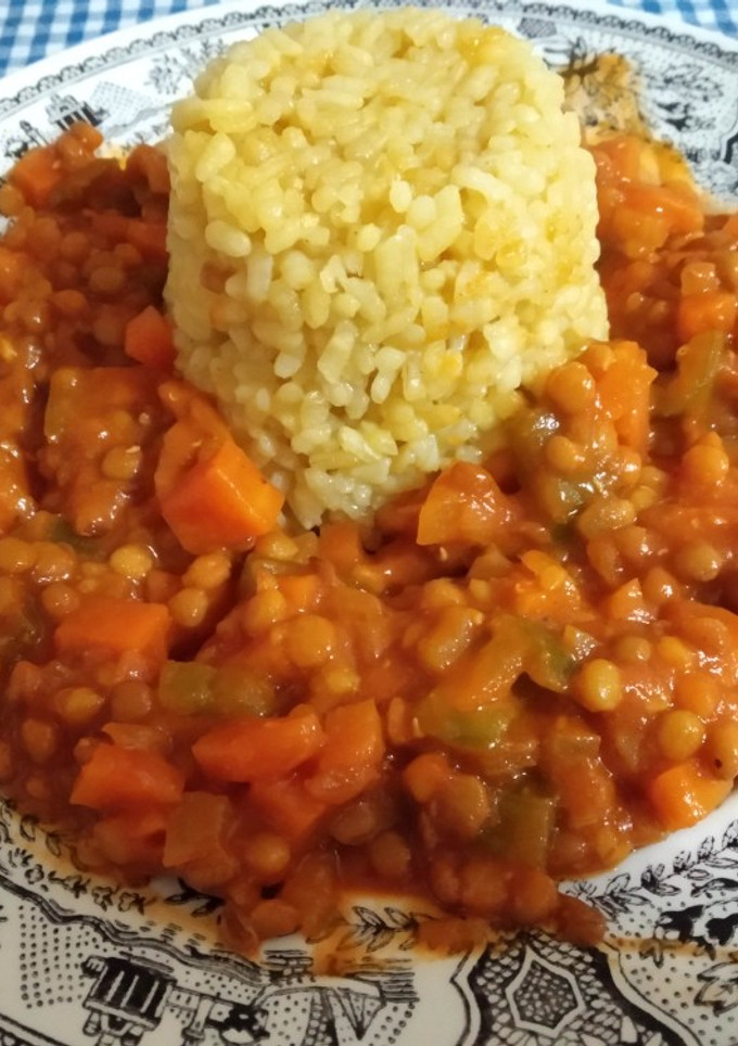 Una foto de Arroz con lentejas estofadas al ras el hanout