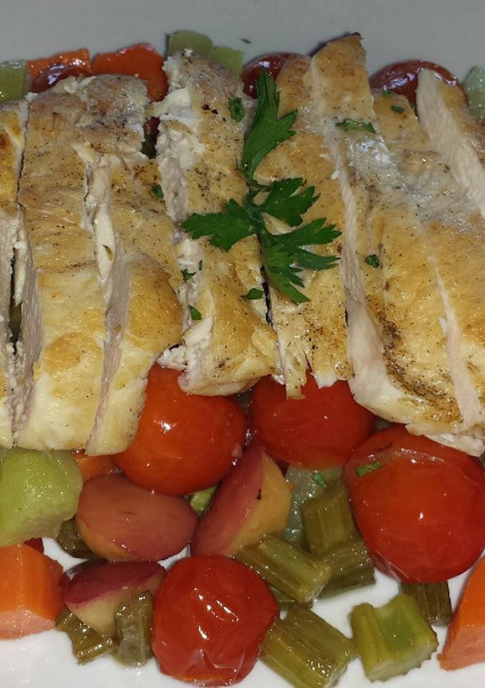 Una foto de Pechuga de pollo a la plancha con salteado de verduras 