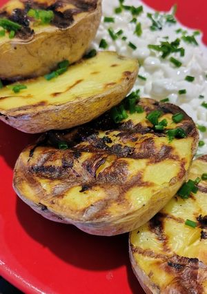 Zdjęcie przepisu ,,Grillowane ziemniaki z serkiem wiejskim i szczypiorkiem,,.