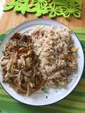 Goulash con repollo y arroz frito,