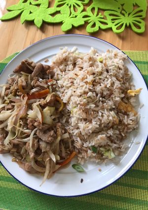Una foto de Goulash con repollo y arroz frito,