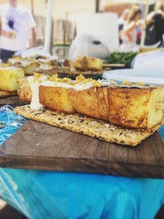Una foto de Brocheta de pollo con piña y salsa de regaliz