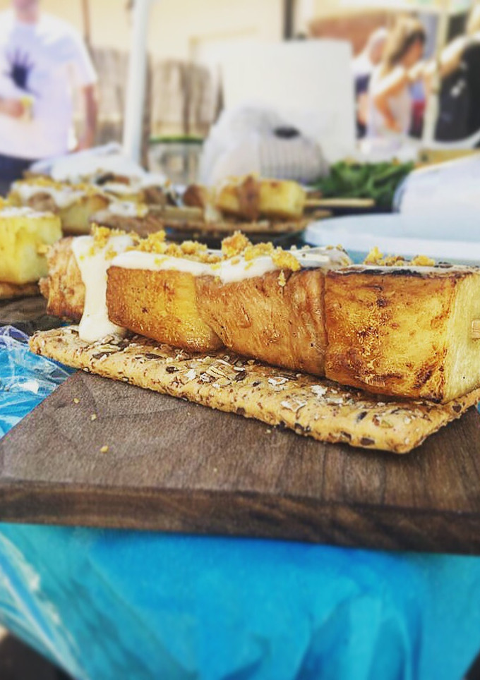 Una foto de Brocheta de pollo con piña y salsa de regaliz