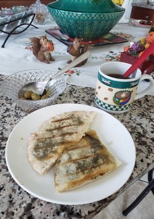 A picture of Manakish thyme. مناقيش زعتر.