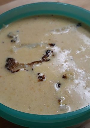 A picture of Roasted Cheesy Cauliflower Soup.