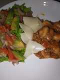 Ñoquis con carne molida y ensalada
