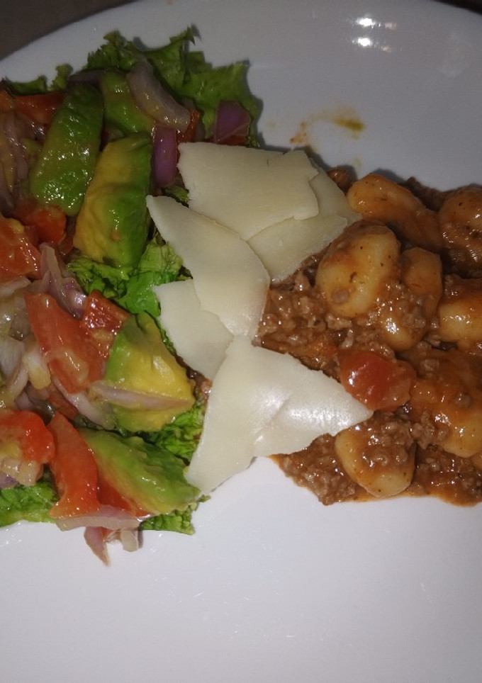 Una foto de Ñoquis con carne molida y ensalada