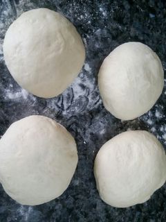 صورة لوصفة عجينة البيتزا بمقادير مظبوطة 🍕