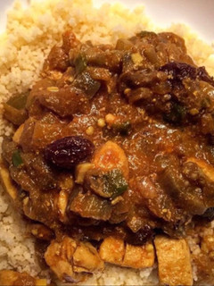 Una foto de Cuscús de pollo y berenjena 🇲🇦