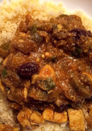 Una foto de Cuscús de pollo y berenjena 🇲🇦