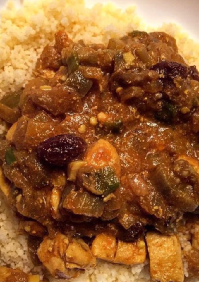 Una foto de Cuscús de pollo y berenjena 🇲🇦