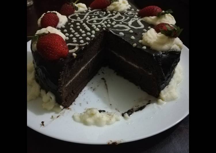 Recipe of Perfect Chocolate cake with chocolate ganache and whipped cream icing