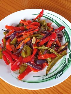 Una foto de Guarnición mediterránea asada (pimientos, cebolla y ajo)