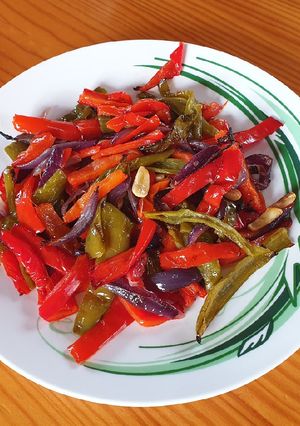 Foto principal de Guarnición mediterránea asada (pimientos, cebolla y ajo)