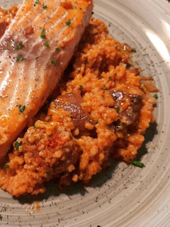 Una foto de Salmón con cous cous cremoso de chorizo y rovellons